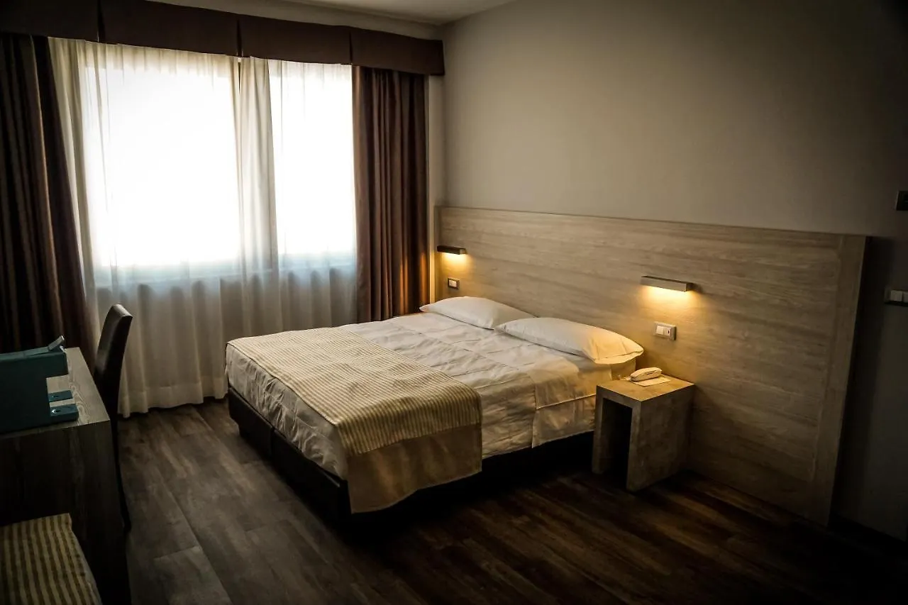 Hotel Delfino Venezia Mestre 4*,